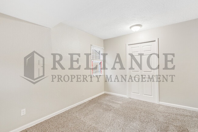 Building Photo - 726 S Bonn St