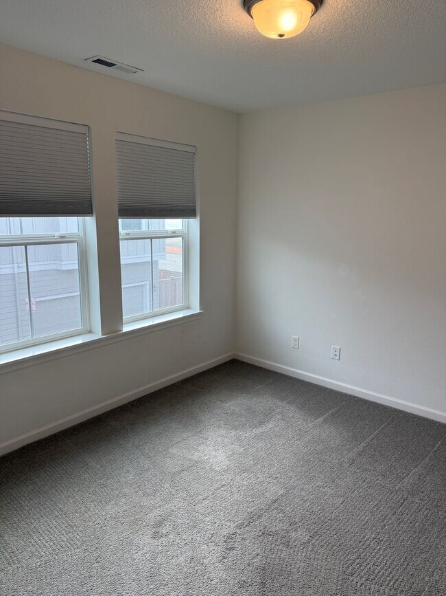 Building Photo - Hillsboro Townhouse/Condo