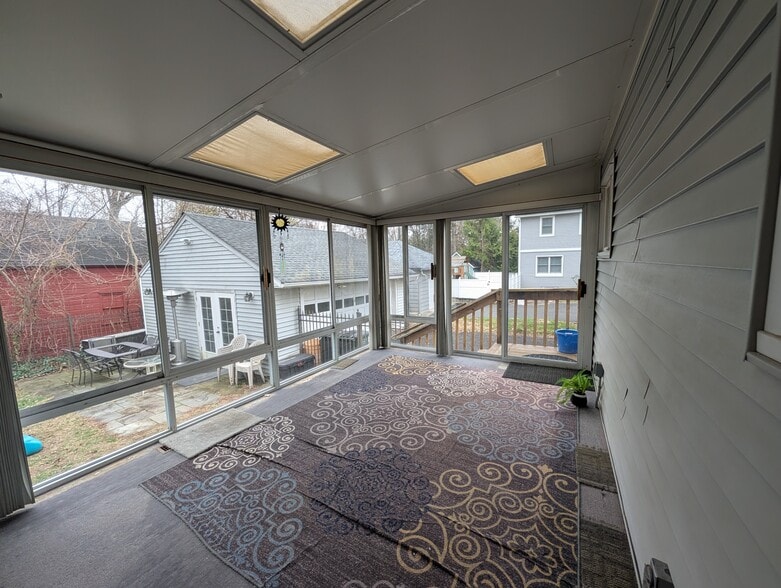 Building Photo - 449 Van Buren St