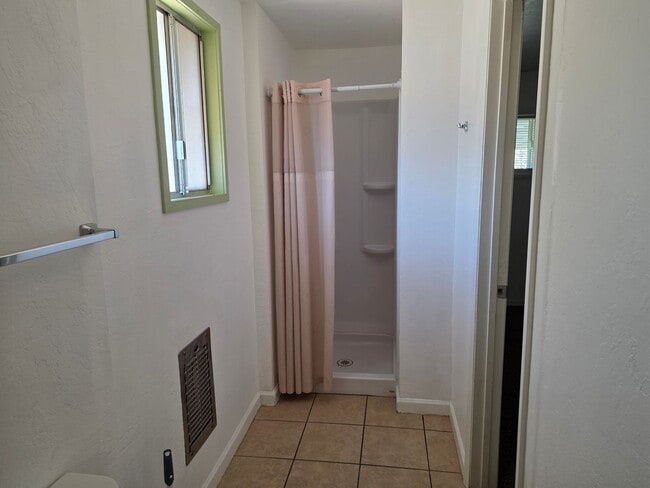 Building Photo - Cute and Clean- 1 bedroom/1 bath home with AZ room in Central BHC