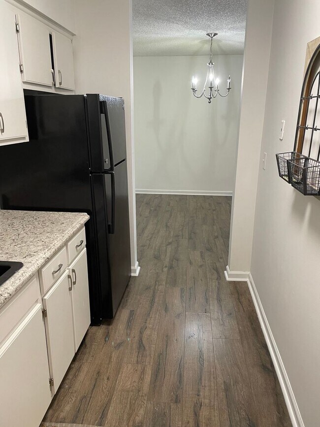 Building Photo - Awesome 2 Bedroom Condo Near the River!