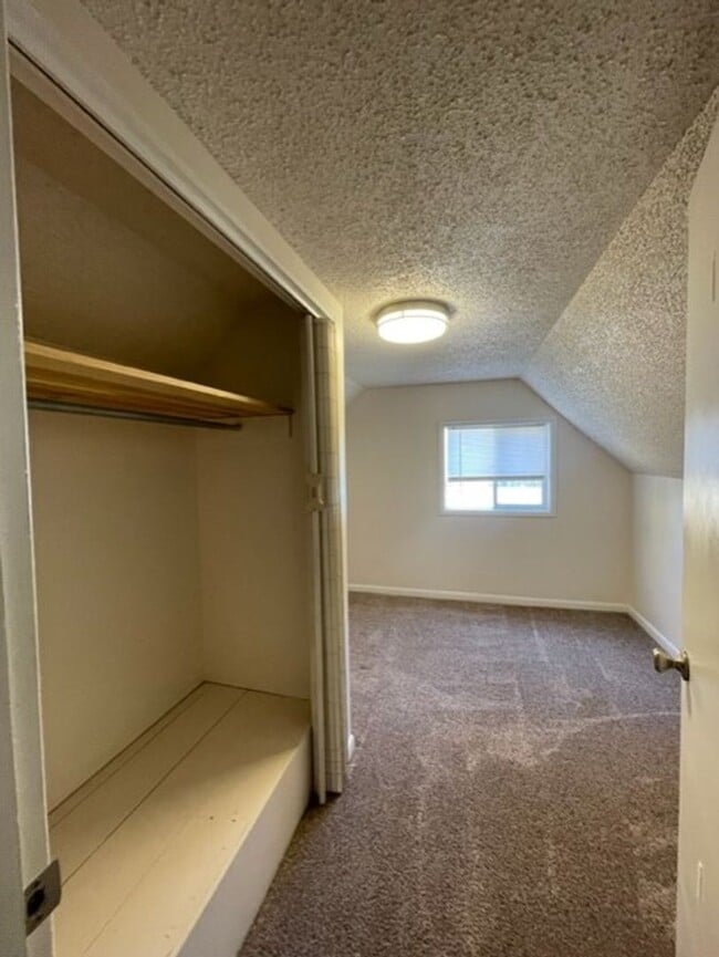 Building Photo - 3 Bedroom/ 1 Bathroom downtown home!