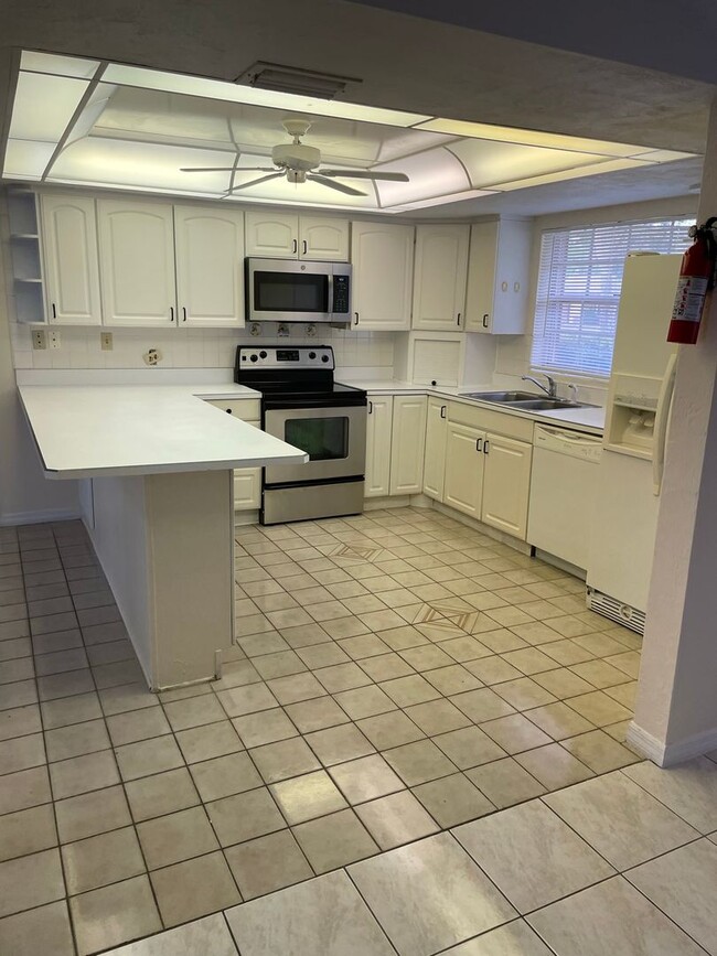 Building Photo - Large 3 Bedroom 2 Pool Home in Daytona Beach!
