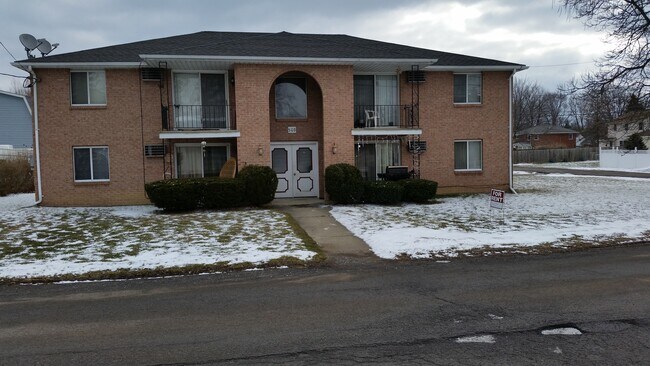 Primary Photo - 308 Frontier Ave