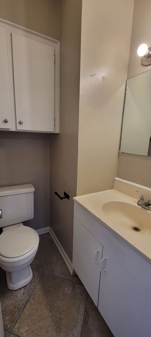 Building Photo - Very nice 4 bedroom/2 bath house with oven and dishwasher!