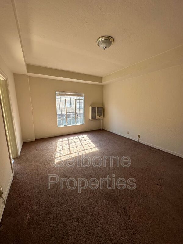 Building Photo - 2501 Ivy Dr