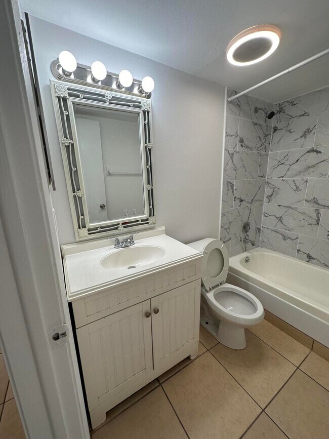 Building Photo - 837 Hickory St