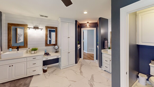 Building Photo - 430 Peninsula Dr