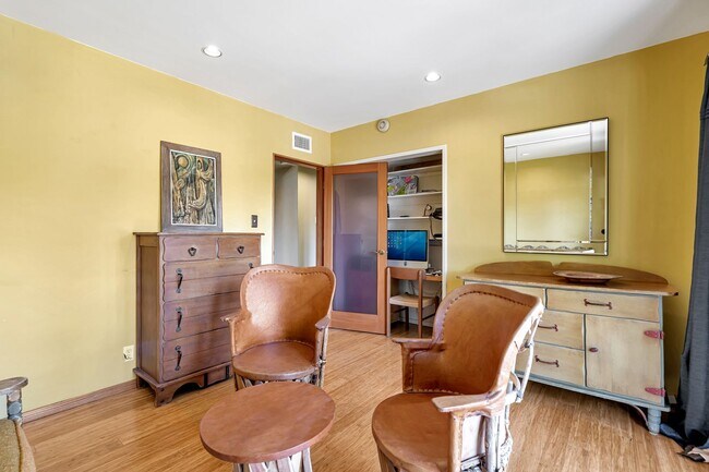 Building Photo - HOLIDAY SPECIAL***2 WEEKS FREE** 3 Bed/2 Bath Oasis in Royal Woods - Available Now