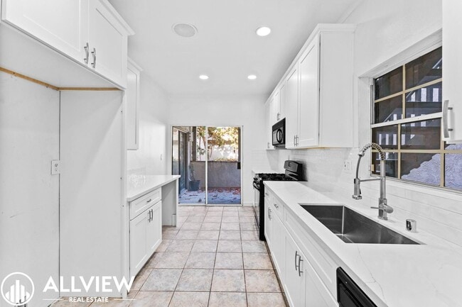 Building Photo - Beautifully Renovated 2-Bed, 2-Bath Home in a Gated Community!