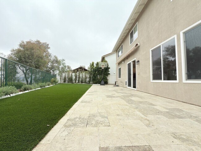 Building Photo - Spacious 4-Bedroom Home in Private Sylmar ...