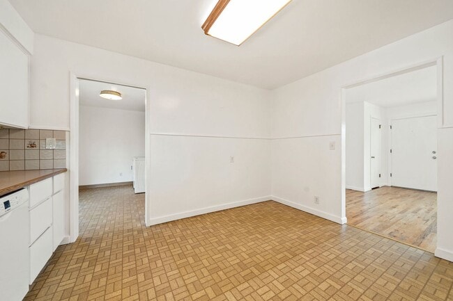 Building Photo - 330 E Jersey St