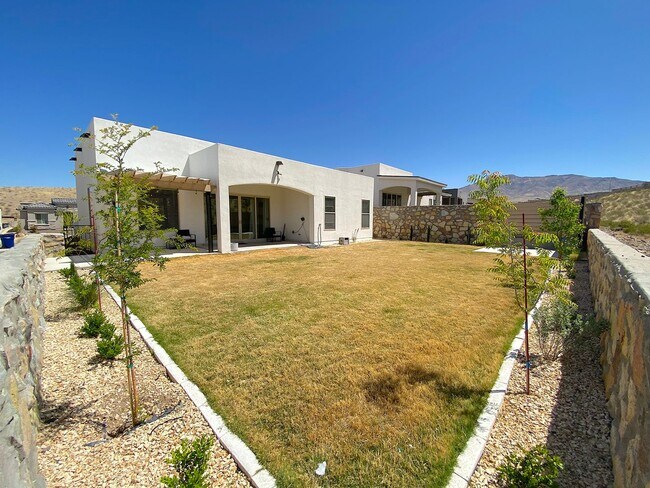 Building Photo - West El Paso Cimarron Neighborhood Stunning 4 bed/2.5bath