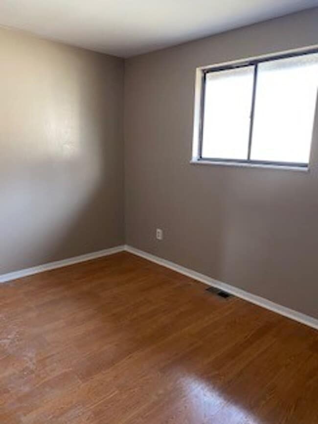 Building Photo - 4 Bedroom House in Alton