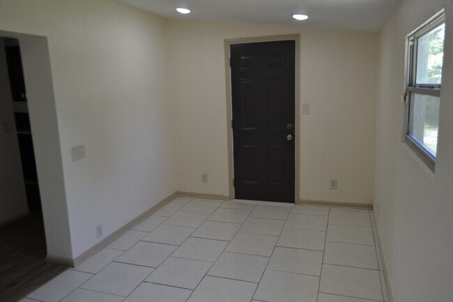 Building Photo - 1060 E Patrick Cir