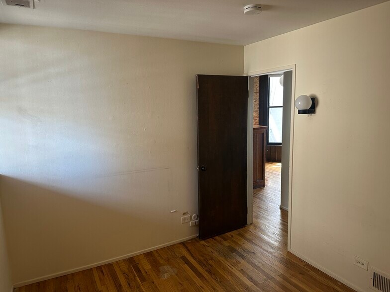 Building Photo - 606 W Surf St