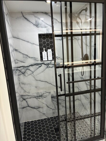 Master Bath - 1040 Hatch St