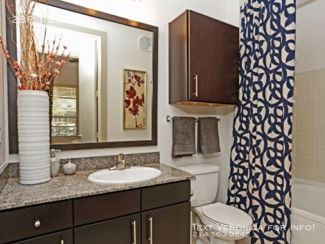 Building Photo - 2660 Apartments