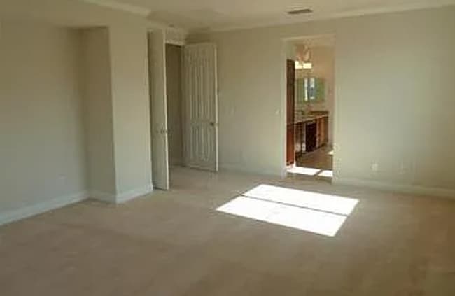Building Photo - Large 4 bedroom 3 bathroom home with loft.