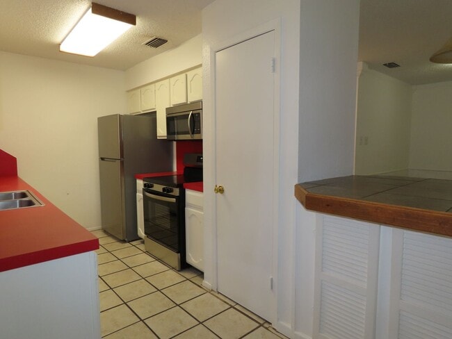 Building Photo - Quaint 3 Bedroom, 1 Bathroom Home in Whitehouse, w/ Shed for Storage