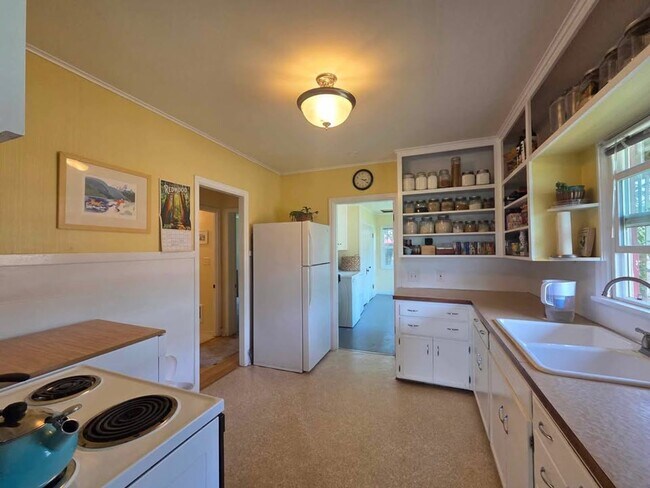 Building Photo - ***MOVE IN SPECIAL*** Adorable 2 bedroom h...