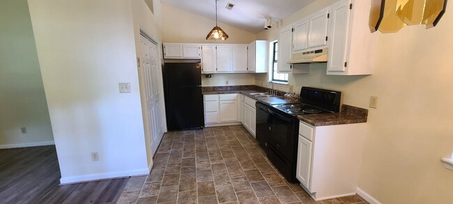 Building Photo - Corner Lot 3BR 1.5BA Home in Forest