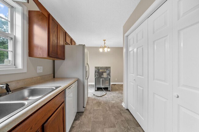 Building Photo - 3 Bedroom Pet friendly Home For Rent Near ...