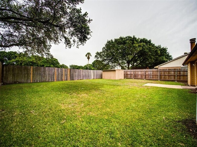 Building Photo - 6727 Harpers Dr