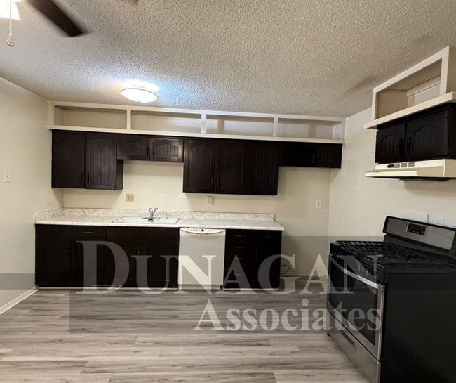 Building Photo - AVAILABLE NOW!! 2BEDROOM/1 FULL BATH !!