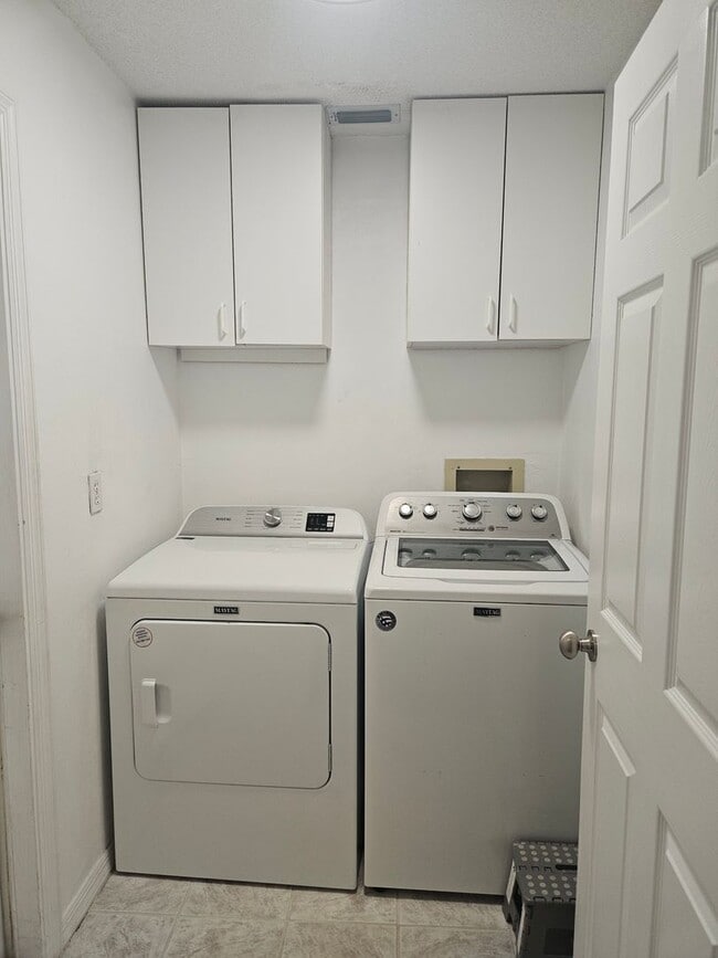 Building Photo - 2 BEDROOM 2 BATH HOME IN  PELICAN BAY GATED COMMUNITY