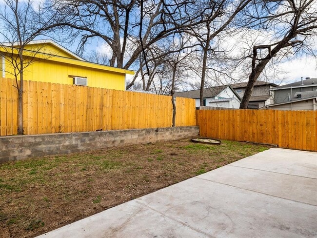 Building Photo - 2308 Santa Maria St