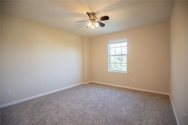 Building Photo - 14825 Fernhill Dr