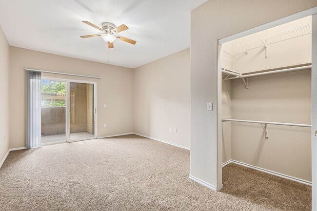 Building Photo - 2 bedroom Condo ,Gated community  Hillsbor...