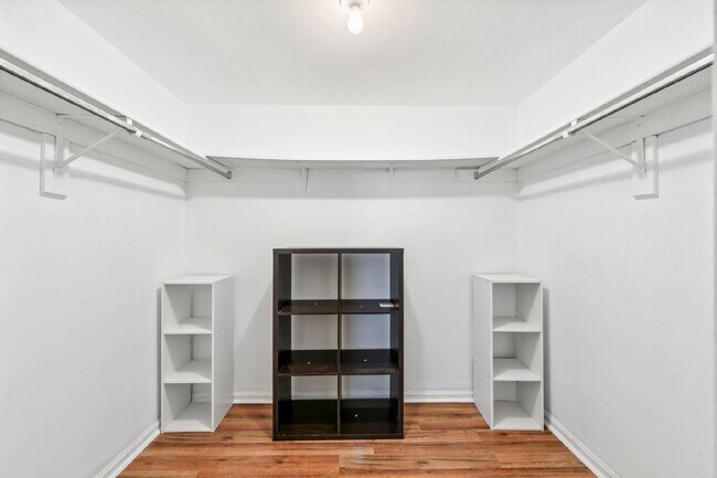 Building Photo - Check out this delightful 1 bed and 1 bath condo For Rent in a prime Fairfax location!