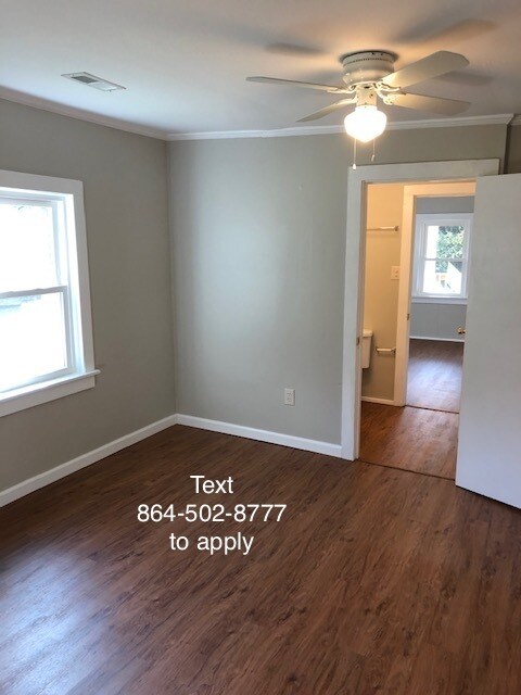 Full bath between bedrooms - 1910 Martin Ave