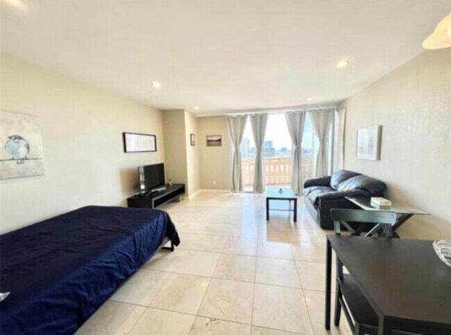 Building Photo - 2016 Main St