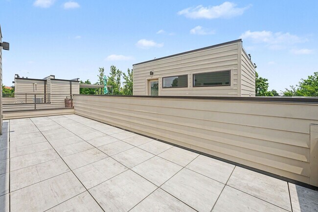 Building Photo - 2 Bed, 1 Bath Townhouse with Roof Top Deck