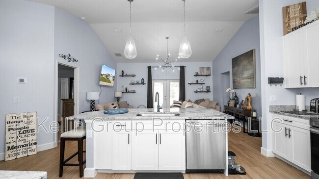 Building Photo - 4762 Drake Ave