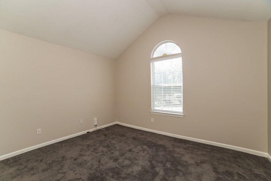 Building Photo - 2980 Highland Hill Pkwy