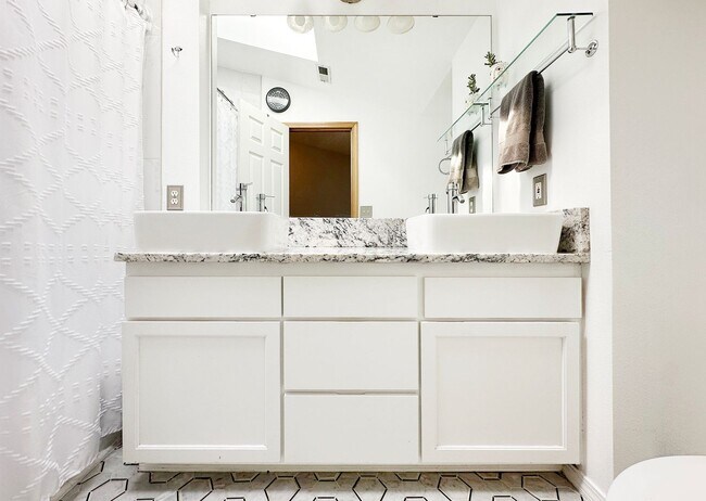 Building Photo - 2bd/1.5ba Seattle Townhome
