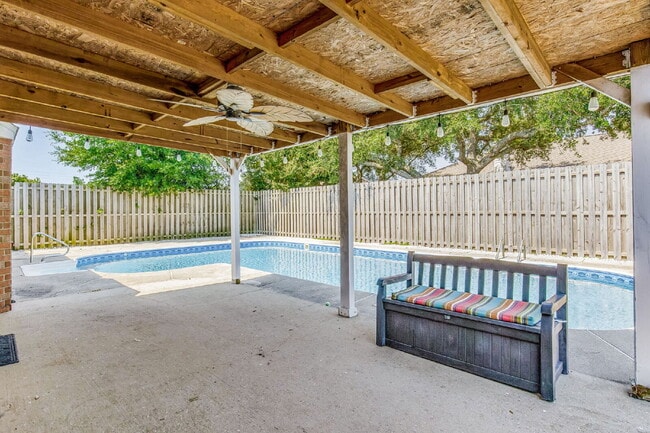 Building Photo - Welcome to your dream home! This stunning 4-bedroom, 3-bathroom residence is perfectly situated n...