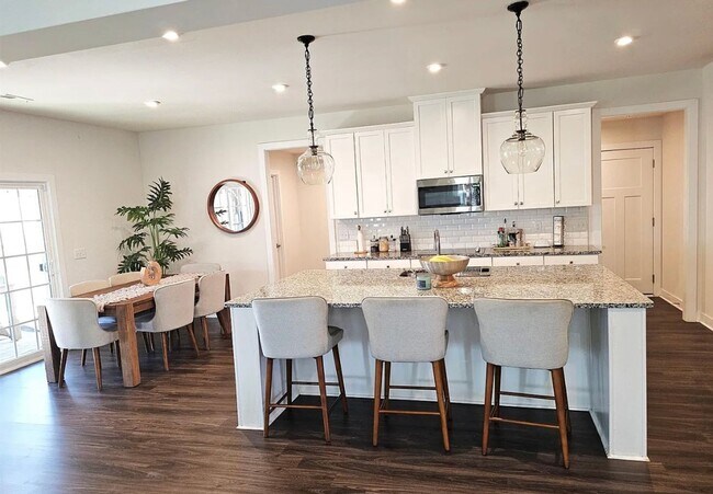 Building Photo - 3700 SF 4/4 Available Now!