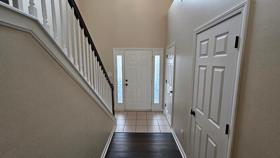Foyer - 5411 Skeffington Way