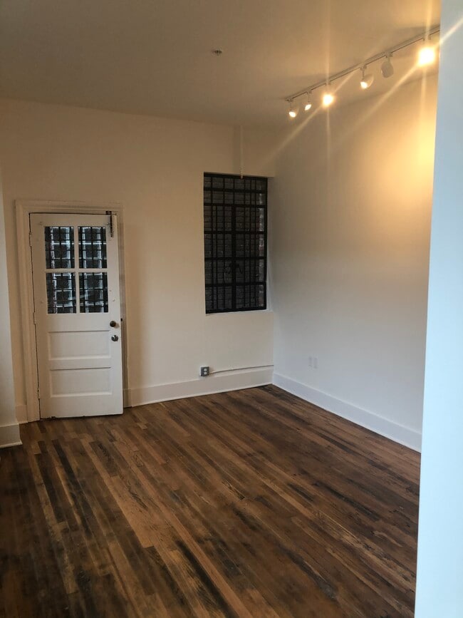 Building Photo - 302 E Grace St