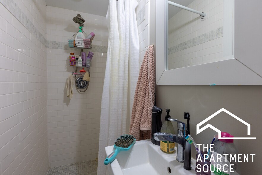 Building Photo - 2449 N Ashland Ave