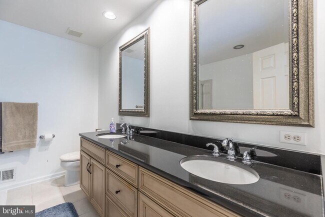 Building Photo - 536 E Boxborough Dr