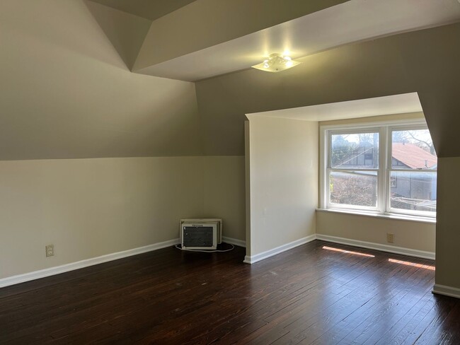 Building Photo - **REMODELED 4-BEDROOM/2-BATH HOUSE IN NORT...