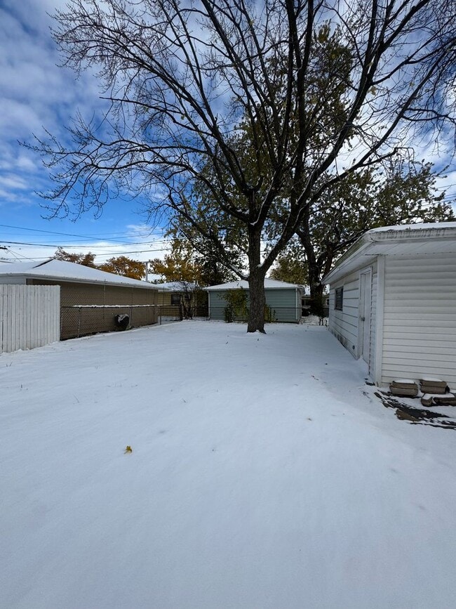 Building Photo - Don’t miss out on this charming three-bedr...