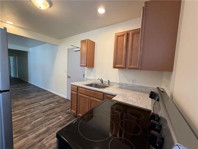 Building Photo - 571 Kendall Ave