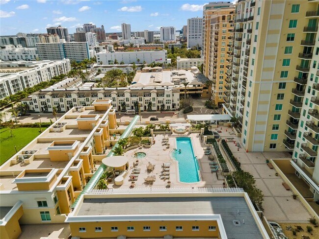Building Photo - 800 N Tamiami Trl
